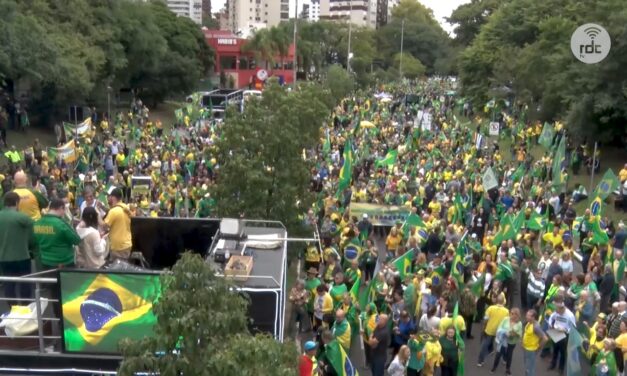 Manifestantes se reúnem em ato de apoio a Bolsonaro em Porto Alegre