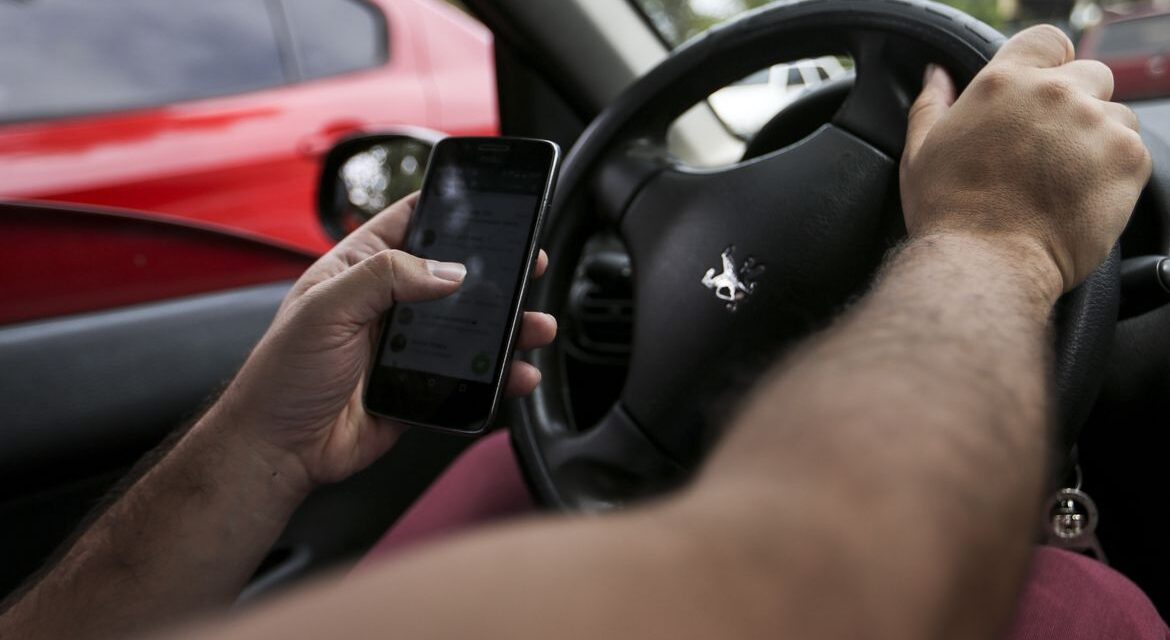 Maio Amarelo: associação alerta para riscos do celular ao volante