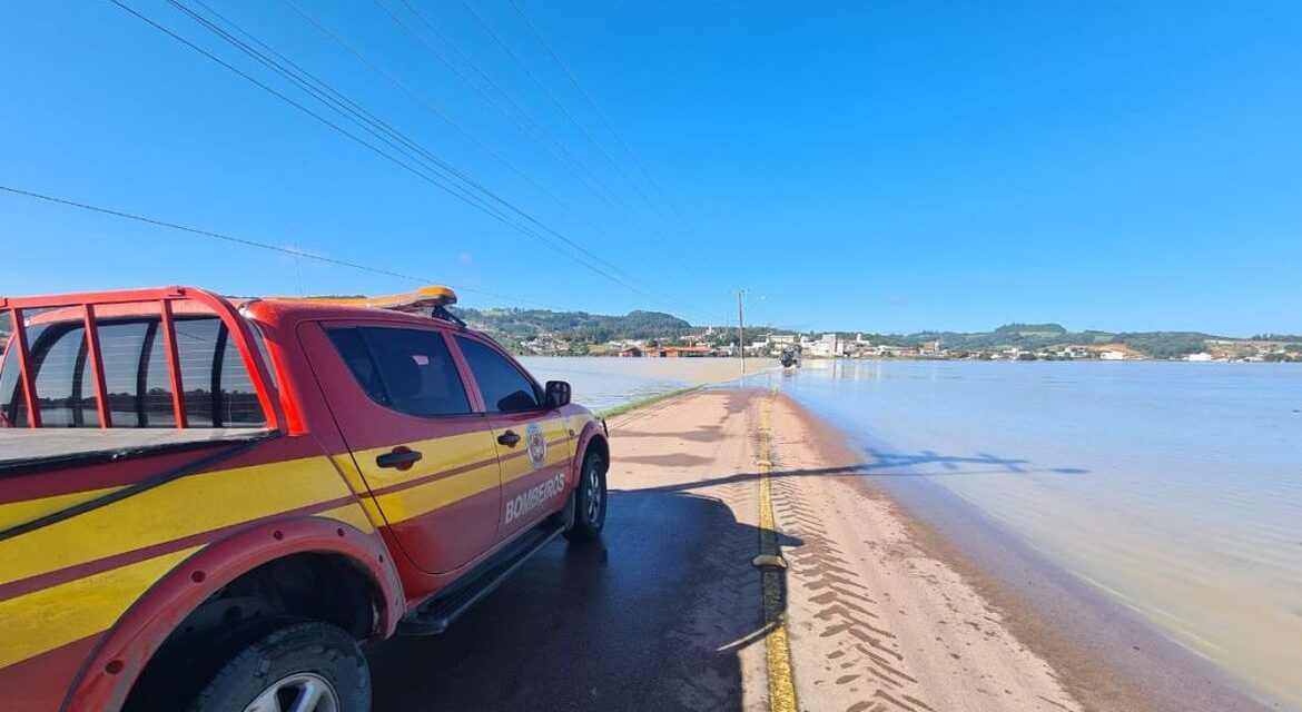 Chuvas em SC causam três mortes e desalojam 7,1 mil pessoas