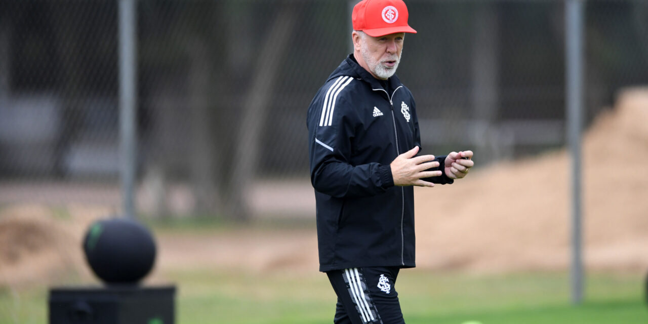 Mano deve escalar Inter com mudanças para confronto com Corinthians
