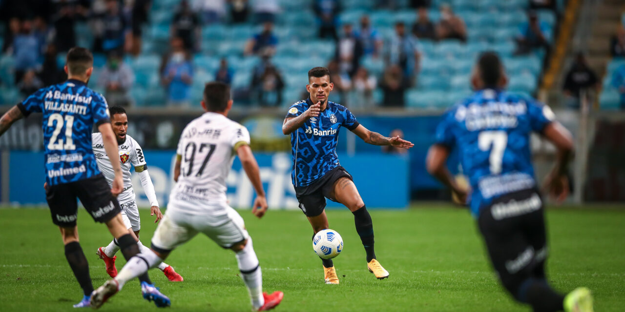 Grêmio enfrenta o Sport em busca de vaga no G-4 e quebra de tabu