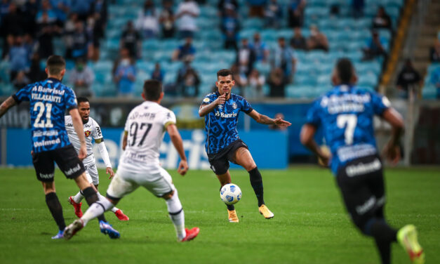 Grêmio enfrenta o Sport em busca de vaga no G-4 e quebra de tabu