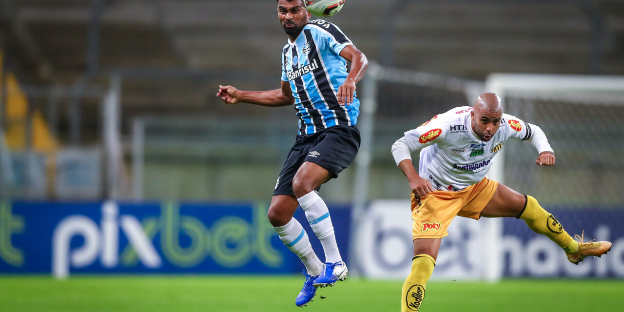 Thiago Santos ressurge no Grêmio, arranca aplausos da torcida e elogios de Roger: “muito resiliente”