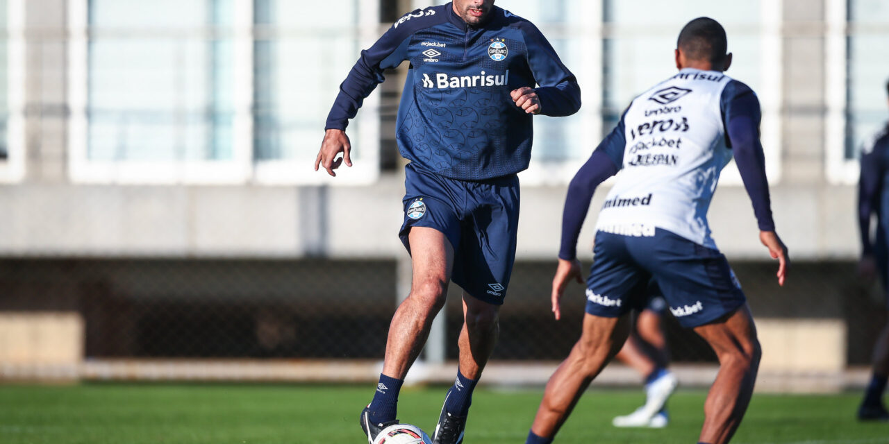 Bruno Alves e Diego Souza voltam a treinar normalmente na reapresentação do Grêmio; Brenno apenas corre