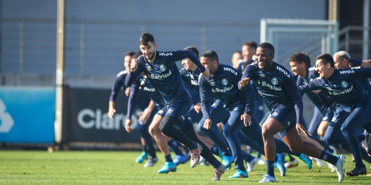 Grêmio treina sem dupla de zaga; Roger deve escalar Varela