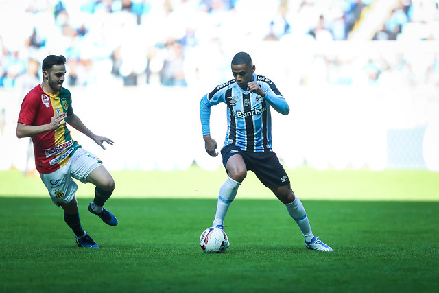 Em meio a ídolos, Bruno Alves vira um dos destaques da defesa gremista