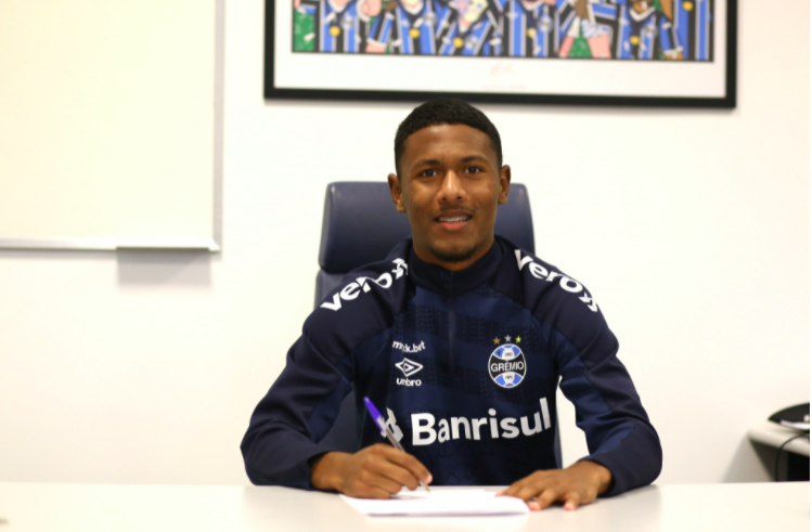 Grêmio amplia contrato com jóia da base
