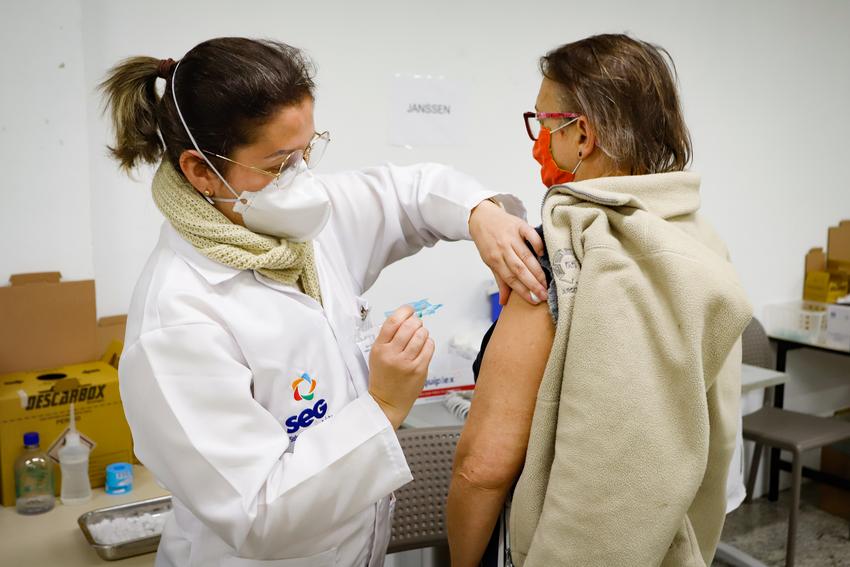 Pessoas a partir de 46 anos poderão receber dose de reforço contra Covid-19