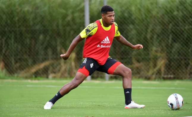 Sem Renê e Moisés, Paulo Victor e Thauan Lara brigam por oportunidade na lateral-esquerda do Inter