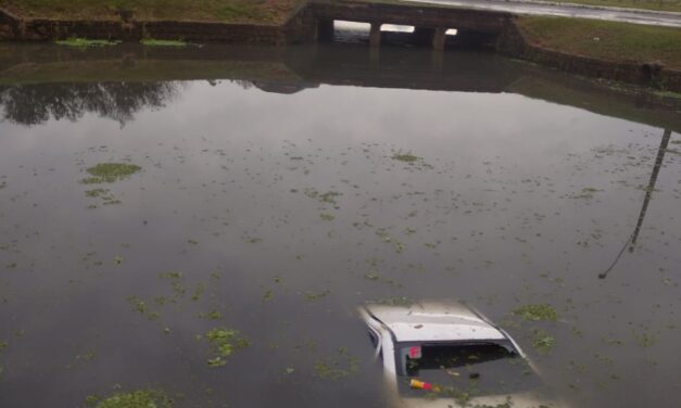 Veículo é encontrado abandonado dentro de valão em Canoas