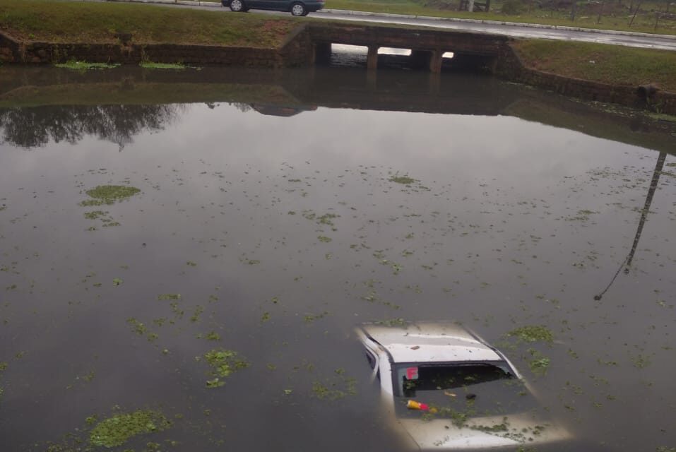 Veículo é encontrado abandonado dentro de valão em Canoas