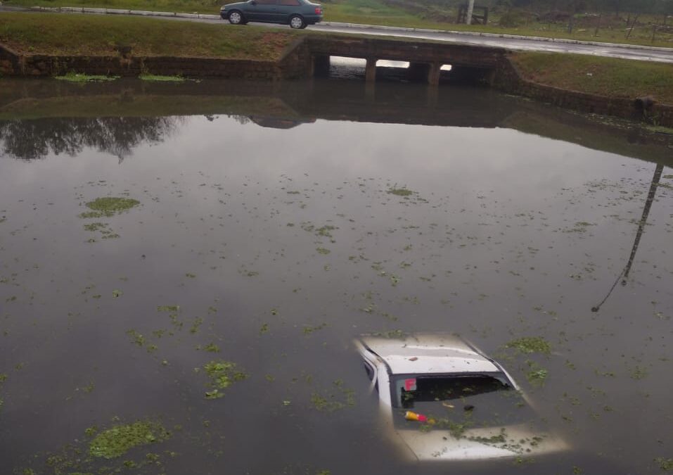 Veículo é encontrado abandonado dentro de valão em Canoas