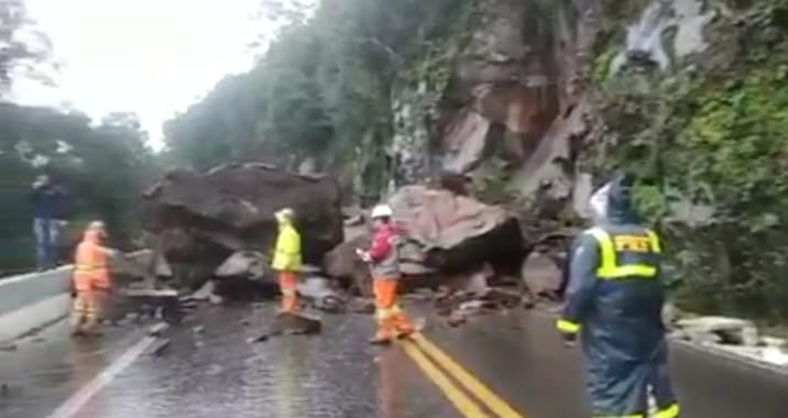 Pedras são retiradas do meio da via na BR-116, entre Caxias e São Marcos