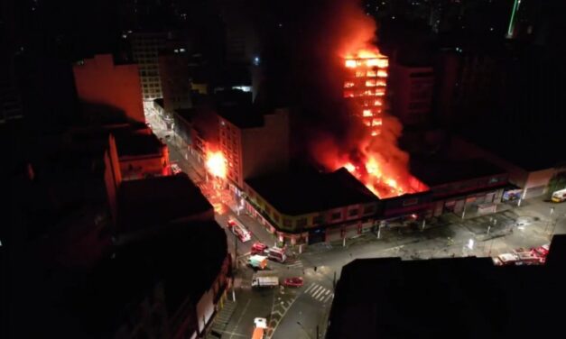 Grande incêndio atinge prédio no Centro de SP