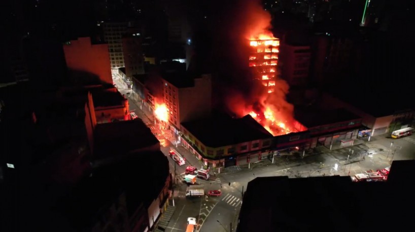 Grande incêndio atinge prédio no Centro de SP