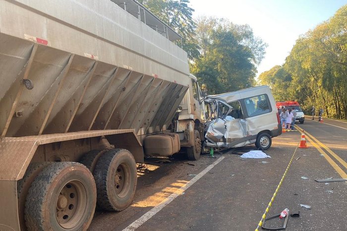 Motorista de caminhão que colidiu contra van afirma que dormiu ao volante