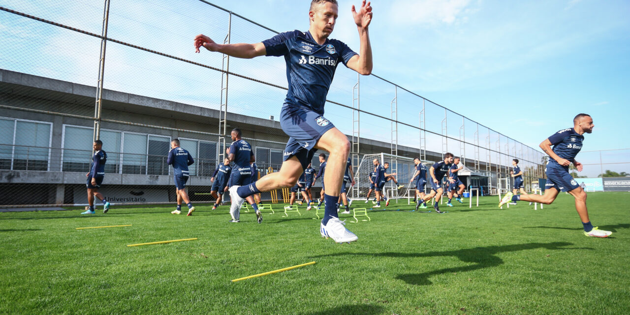 Grêmio se reapresenta com Elkeson e Edílson treinando com bola