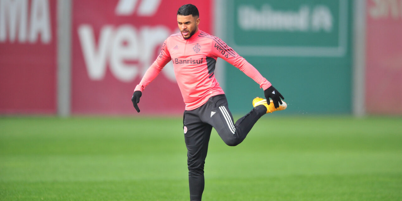 Wanderson treina normalmente com bola na reapresentação do Inter