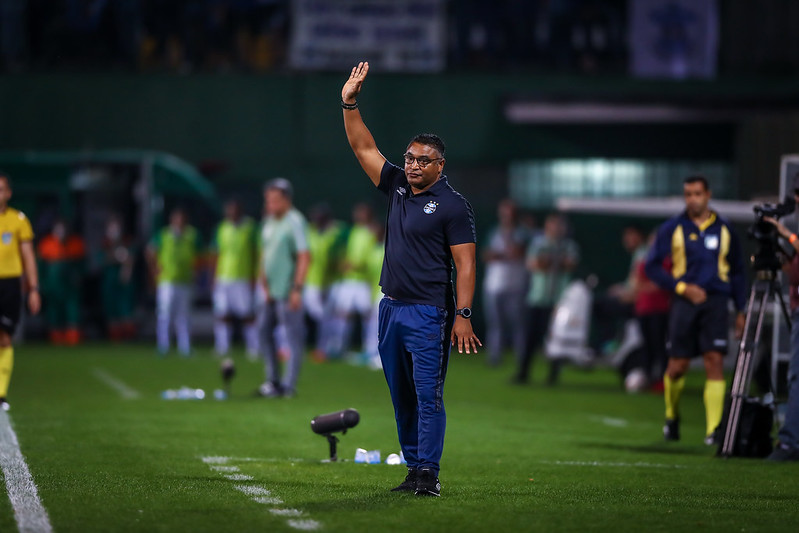 Roger enxerga expulsão de Bitello como “determinante” para o empate diante da Chapecoense