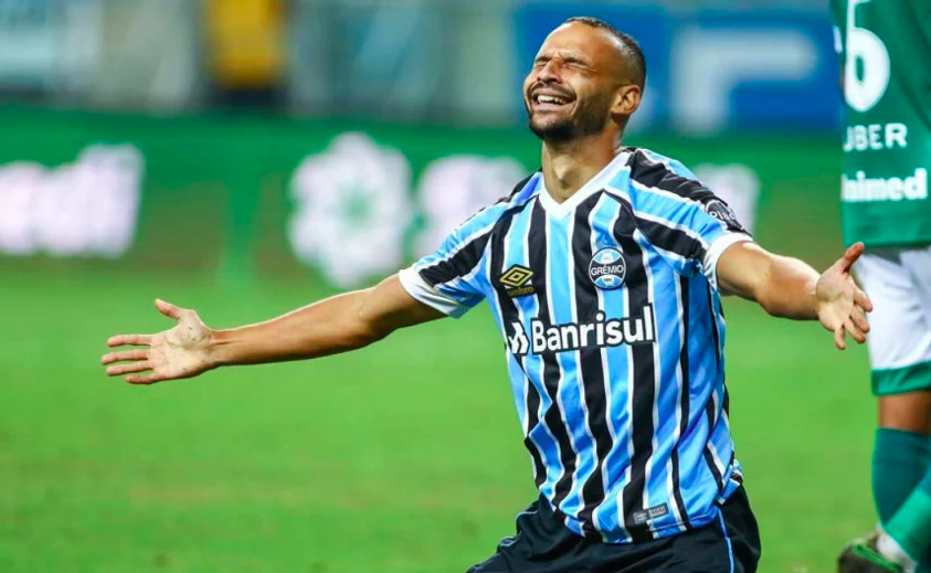 Presente em 10 dos 12 jogos do Grêmio em 2023, versátil Thaciano