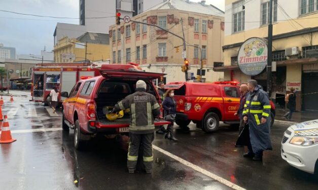 Loja de agropecuária pega fogo no Centro de Porto Alegre