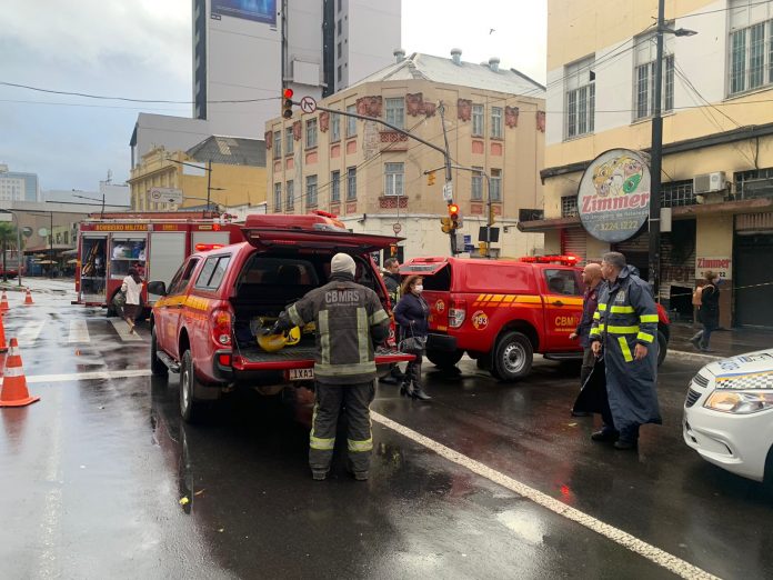 Loja de agropecuária pega fogo no Centro de Porto Alegre