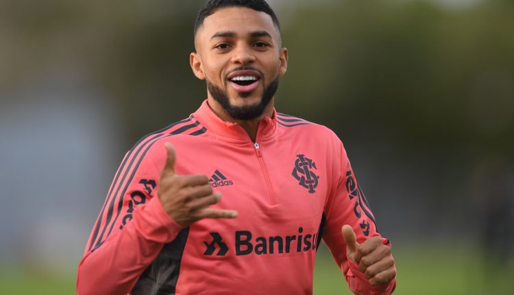 Reapresentação do Inter tem Wanderson no gramado e visita de ídolos do clube