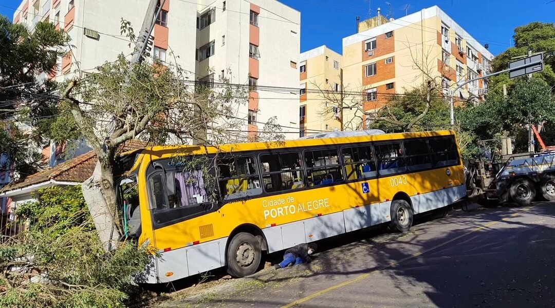 Ônibus bate em poste e árvore em Porto Alegre