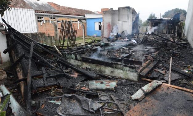 Incêndio destrói casa na zona Leste de Porto Alegre