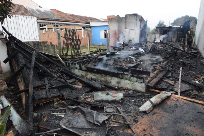 Incêndio destrói casa na zona Leste de Porto Alegre