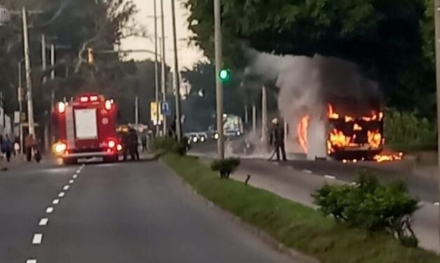 Ônibus pega fogo na Zona Leste de Porto Alegre