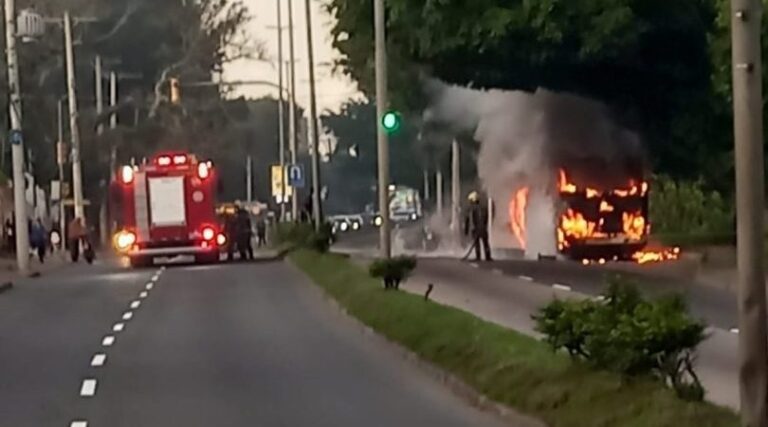 Ônibus pega fogo na Zona Leste de Porto Alegre