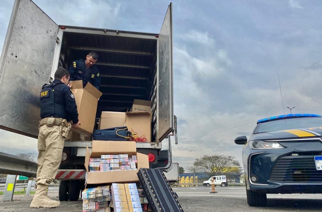PRF apreende caminhão e carga roubada de cigarro em Porto Alegre