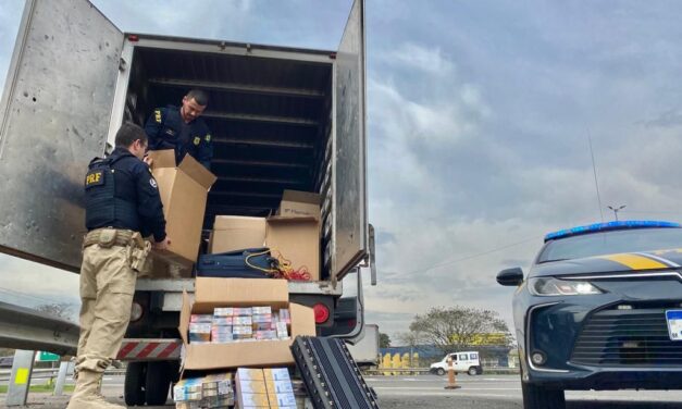 PRF apreende caminhão e carga roubada de cigarro em Porto Alegre