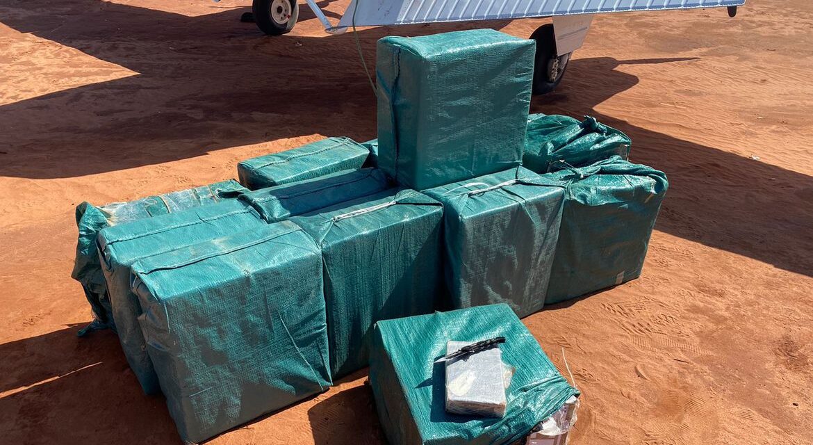 FAB intercepta avião com 500 quilos de cocaína