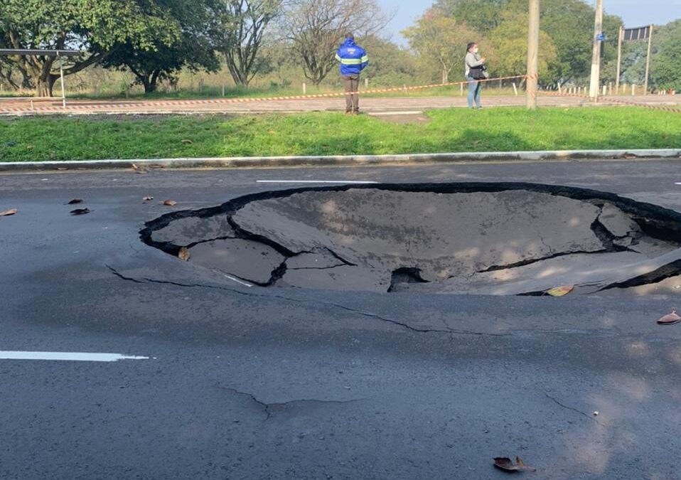 Três pistas da avenida Loureiro da Silva são interditadas em Porto Alegre