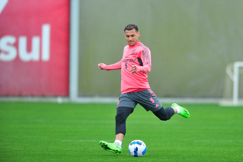 Mano comanda treino e projeta equipe titular para enfrentar o Melgar