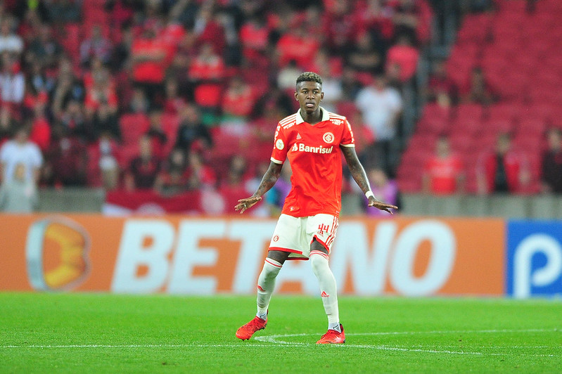 Zaga composta por Mercado e Vitão chega à quinta partida sem sofrer gols