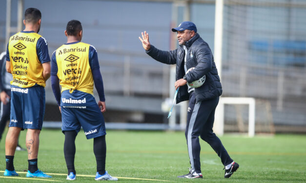 Treinamento de campo reduzido tem primeiro esboço de time do Grêmio para enfrentar o Cruzeiro