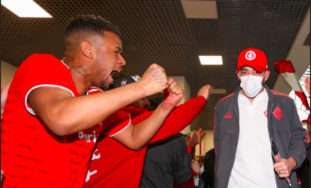 Com festa da torcida, Inter viaja para o Peru; Confira lista de relacionados