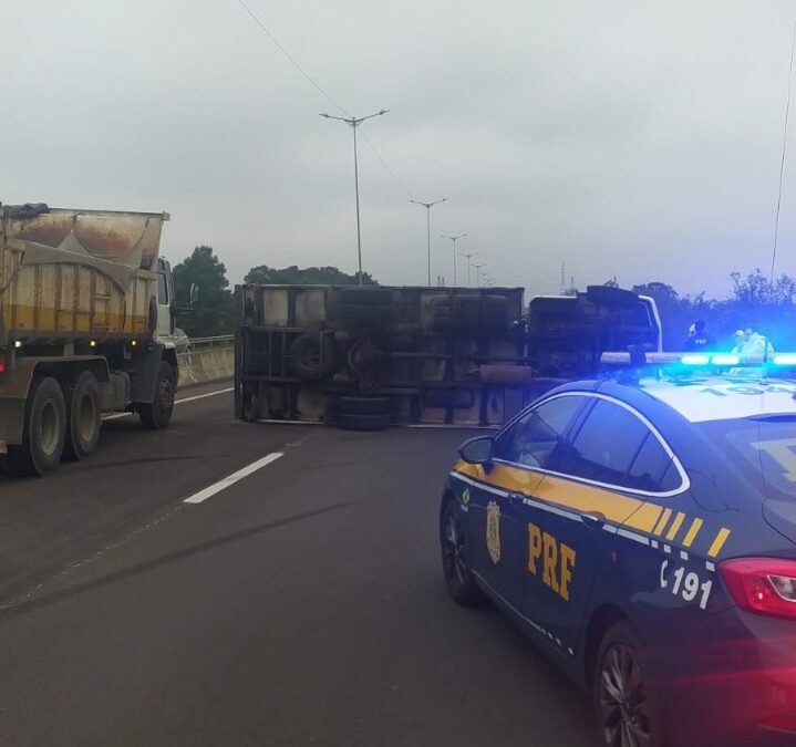 Caminhão tombado bloqueia BR448