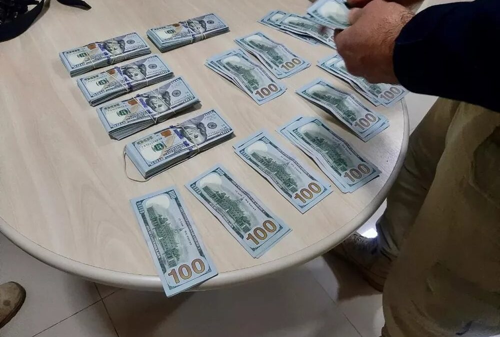 Mulher escondia 60 mil dólares por baixo da roupa em Uruguaiana