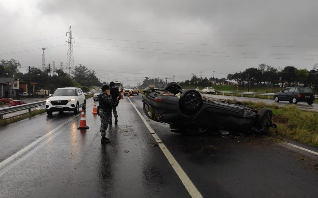 Carro capota em Viaduto
