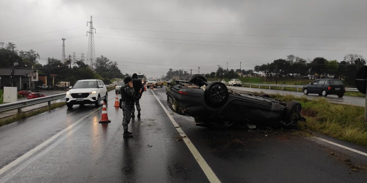 Carro capota em Viaduto