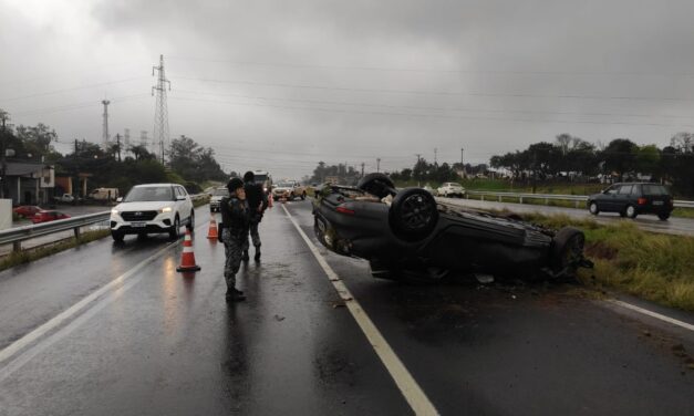 Carro capota em Viaduto