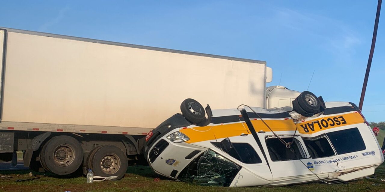 Acidente entre caminhão e van escolar deixa estudante morta, em Estrela