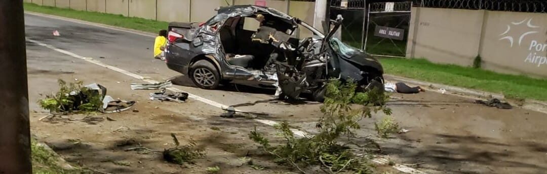 Carro com 8 ocupantes fica destruído após acidente