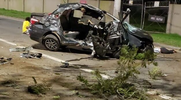 Carro com 8 ocupantes fica destruído após acidente