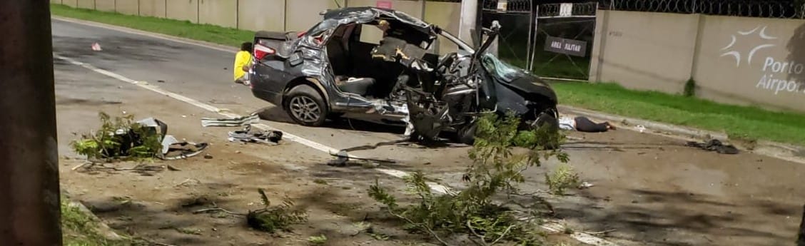 Carro com 8 ocupantes fica destruído após acidente