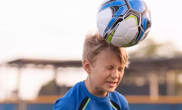 IFAB proíbe crianças menores de 12 anos de cabecear a bola em competições oficiais